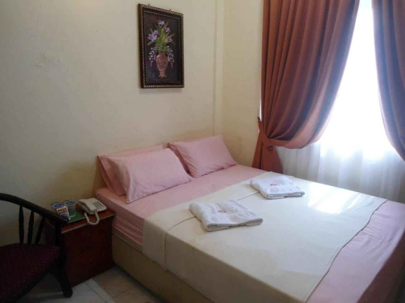 Hotel Teratai Tenang Куала Теренгану Екстериор снимка